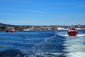 Skjærgårdstjenesten på vei til strandrydding. Foto: Runa Lindebjerg/GRID-Arendal