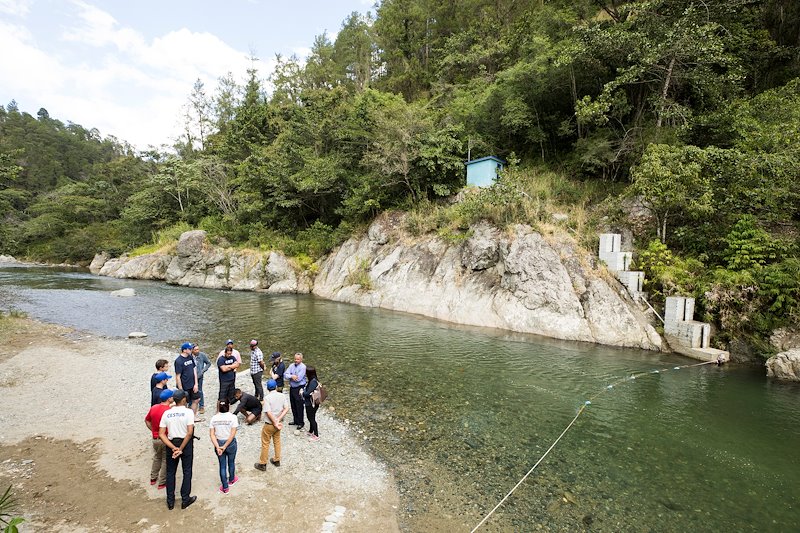 Students learn how to test ph levels in the Yaque del Norte River. Photo by Jaren Wilkey/BYU