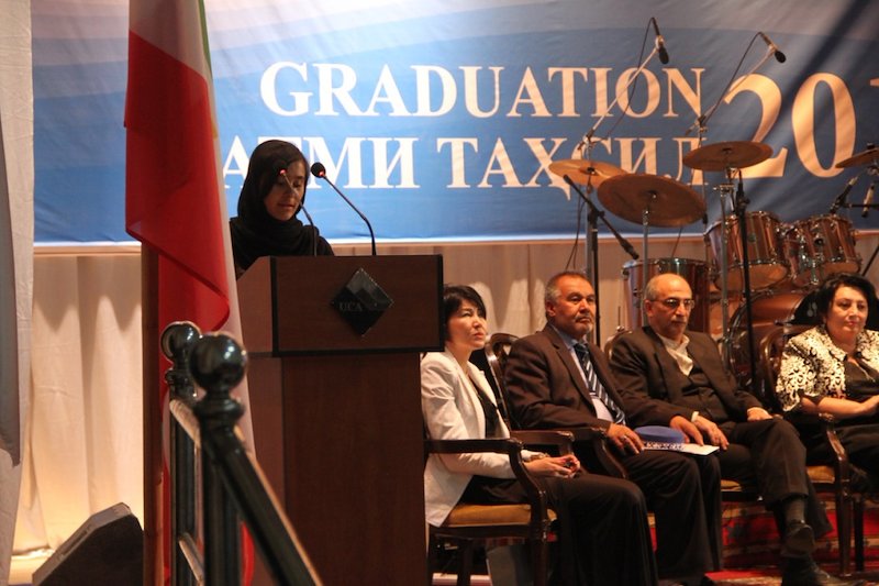 قونسل افغانستان حین سخنرانی در محفل فراغت شاگردان مکتب تعلیمات متداوم و مسلکی، سال ٢٠١٤، خاروغ