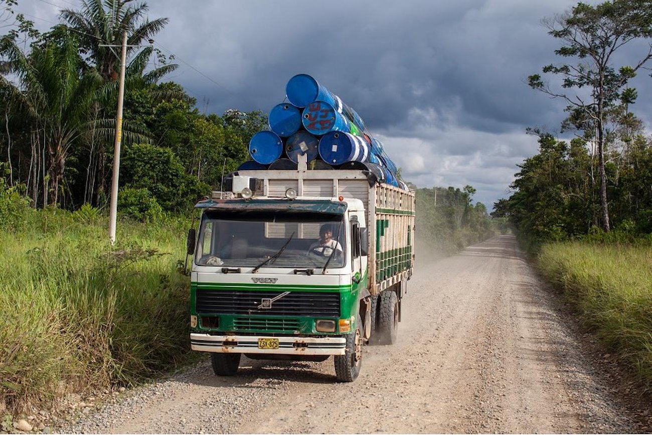 A truck transports barrels used in gold mining in Madre de Dios. Photo: Alejandro Saldívar