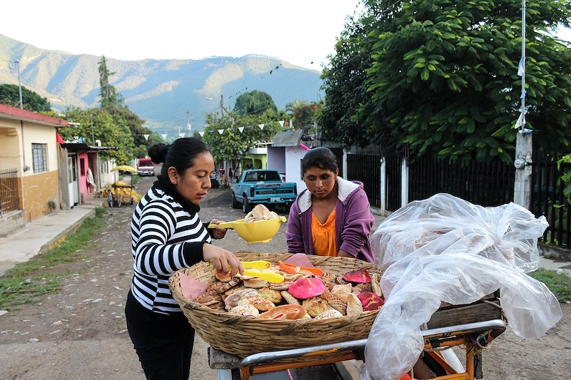 El pan que María vende en el barrio para sacar adelante a su familia es un éxito entre los vecinos.