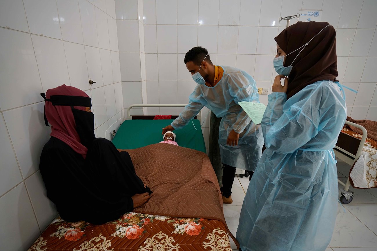 Doctors at Al Sadaqah hospital in Aden attend to a child suffering from severe acute malnutrition. ©UNOCHA/Giles Clarke