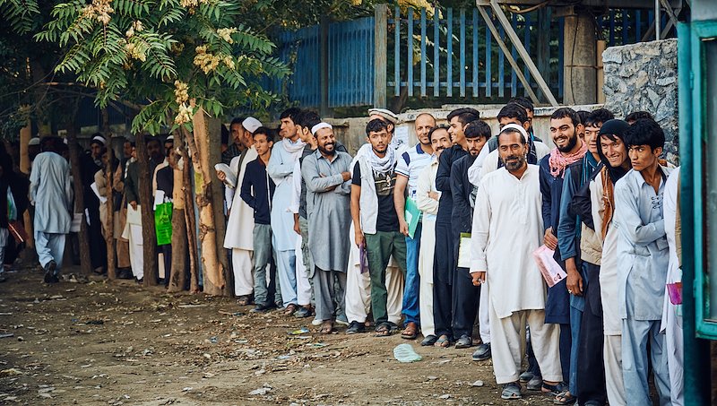 Passport applicants have been waiting in a long que since the dusk to get a passport. © UNDP Afghanistan / S. Omer Sadaat / 2016