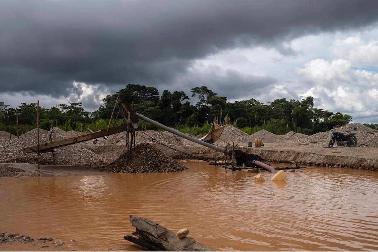 Gold-mining equipment in Madre de Dios. Photo: Alejandro Saldívar