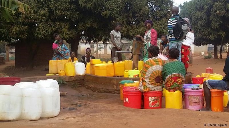 Residents wait to collect water. Photo by Club of Mozambique.