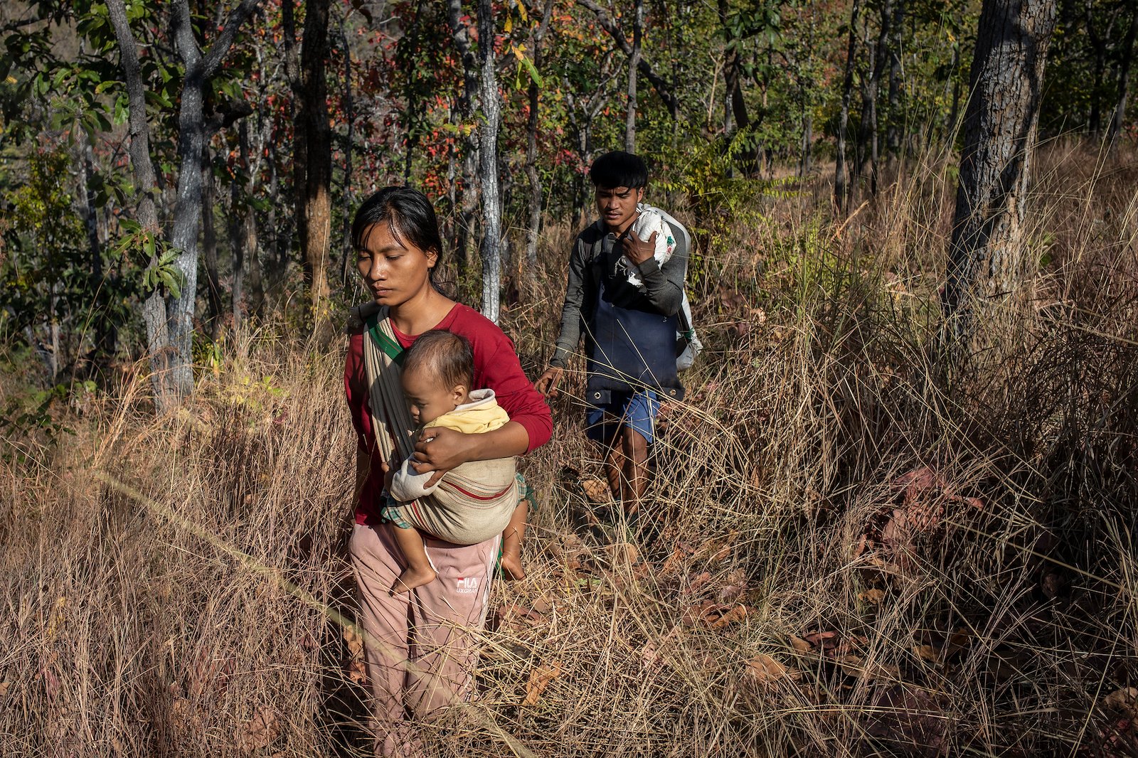Maw Pray Myar, her daughter and husband flee to Thailand from Kayah State, eastern Myanmar. Credit: UNOCHA/Siegfried Modola