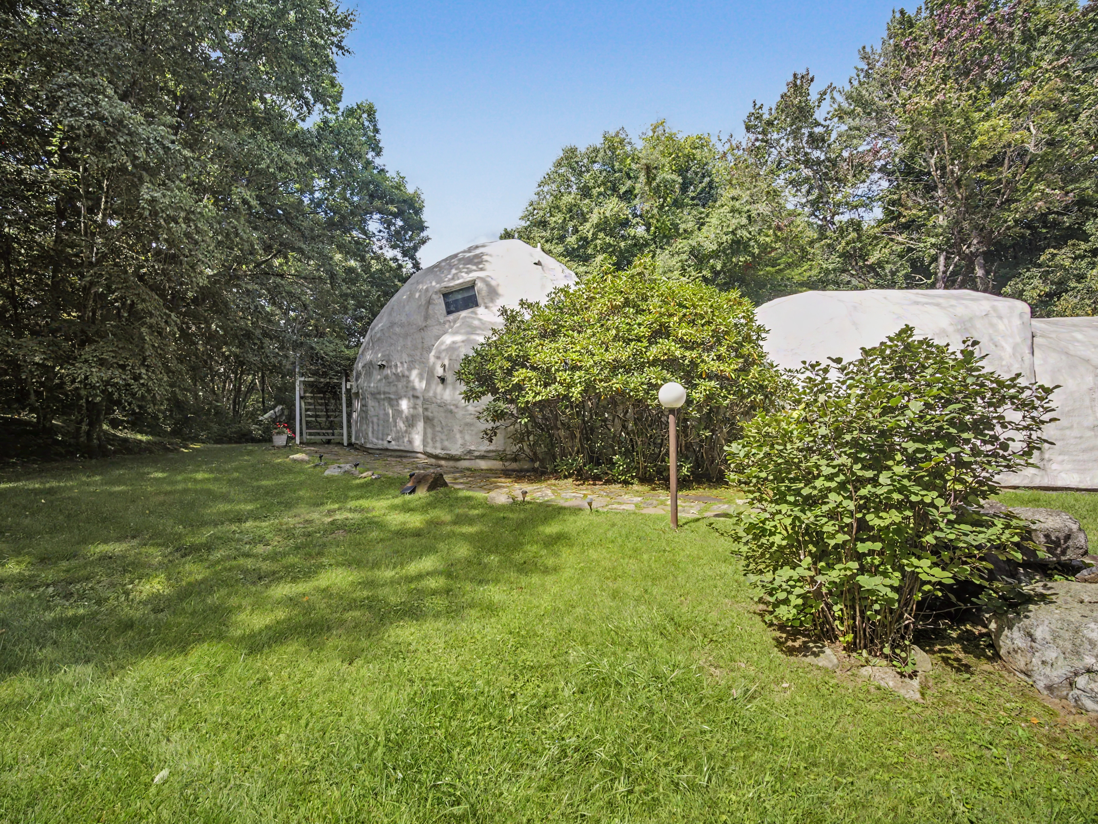Home in Cornwall Bridge, Connecticut, photographed by Ari Lee