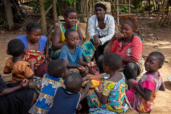 Kavuo and her family share a meal with Jeanne and her family. “They have welcomed us since we arrived,” says Kavuo.