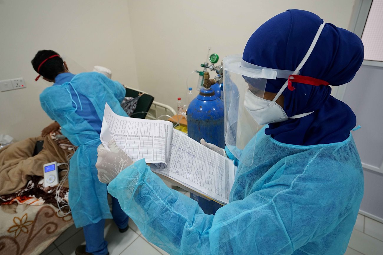 A doctor checks on a COVID-19 patient in Aden’s Al Jomhouria hospital.  ©UNOCHA/Giles Clarke