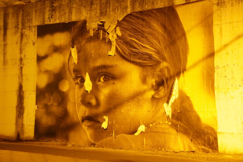 Jóvenes artistas utilizan el arte de la calle como herramienta para difundir mensajes de esperanza y reconciliación en Florencia.