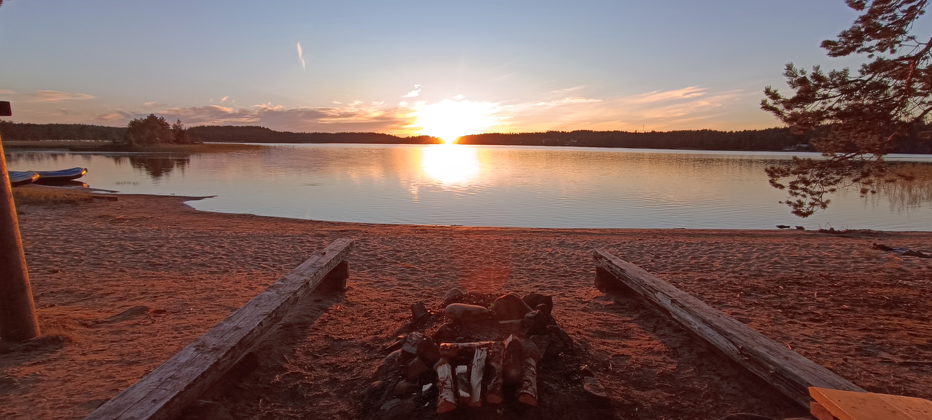 Os podéis imaginar la conversación mientras te calientas con tus amigos en esta hoguera al lado de la playa?
