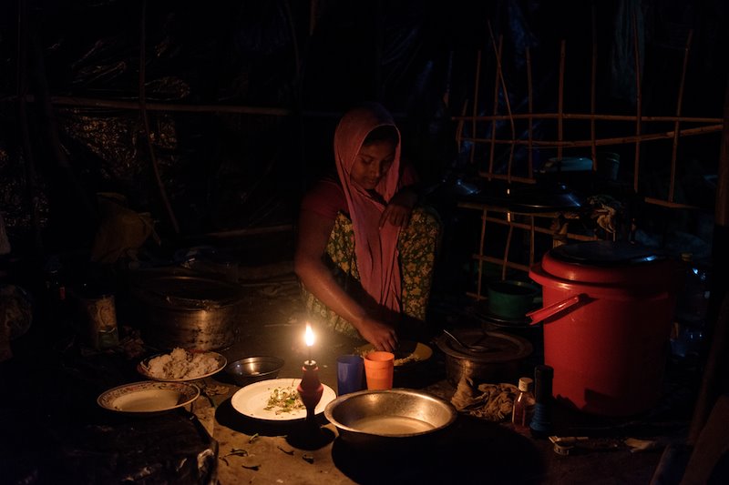Jeune femme de nuit dans sa tente dans le camp d’Unchiparang. 26 septembre 2017 © Antonio Faccilongo
