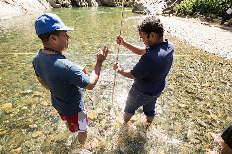 Sarva Pulla learns how to measure stream flow in the Yaque del Norte River. Photo by Jaren Wilkey/BYU
