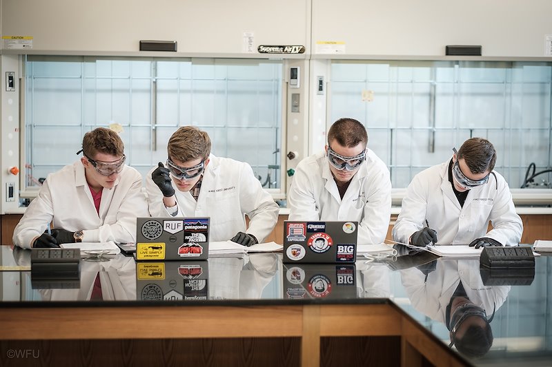 Undergraduates work on an experiment in their organic chemistry lab.