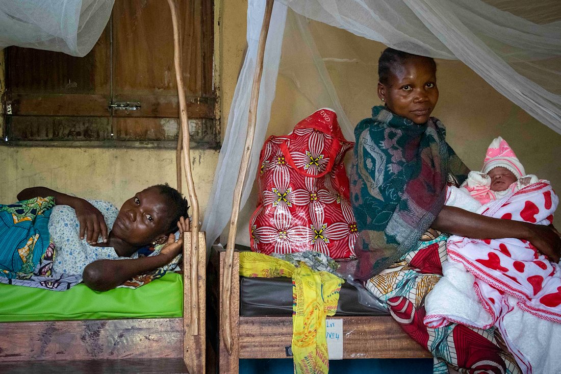 Marie (right) and Bakai, both displaced, rest in their beds at the Kotoni health centre. Marie gave birth to her first child only two days before this picture was taken.