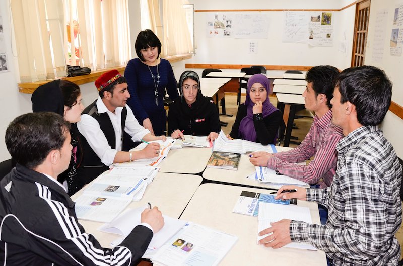 تاج نسا عالم نظروف، آموزگار ارشد مکتب تعلیمات متداوم و مسلکی،  در حال تدریس شاگردان افغان مرحله سوم برنامۀ تعلیمات مسلکی