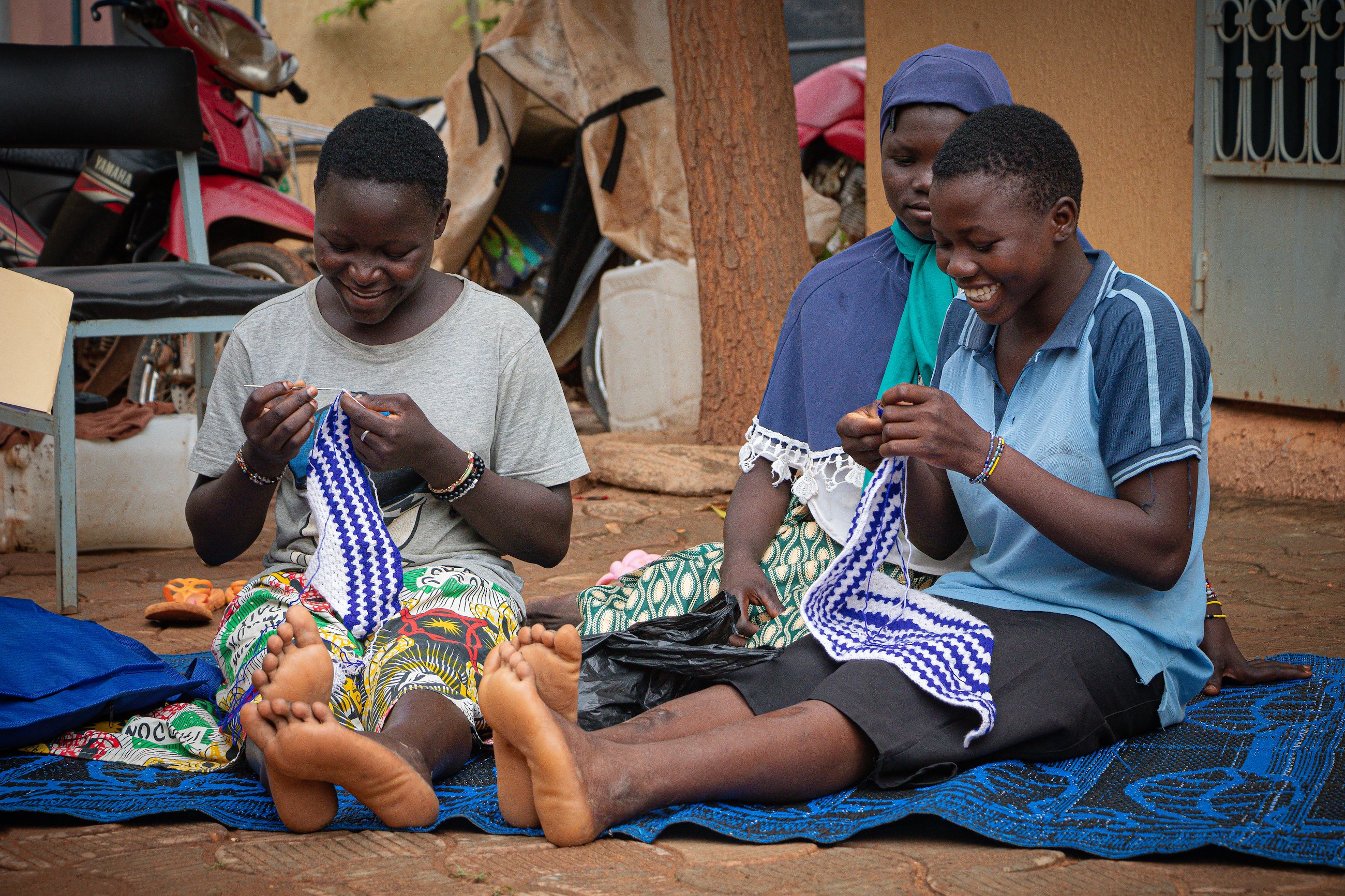 Flora (à gauche), Zoubena et Pagandama (à droite), trois jeunes filles qui rêvent de devenir stylistes, à Fada N'Gourma. Photo : UNOCHA/ Alassane Sarr