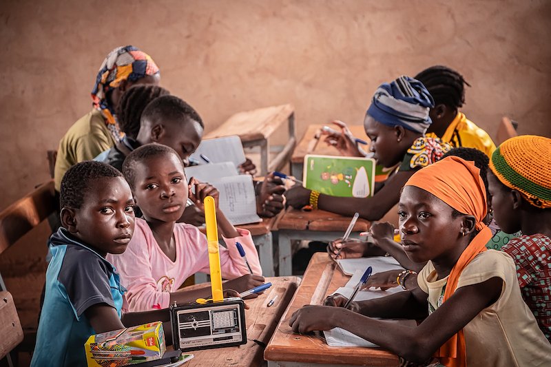 Des enfants assistent à un programme d'éducation par la radio à l'école Tyberiade, à Fada N'Gourma. Photo : UNOCHA/ Alassane Sarr