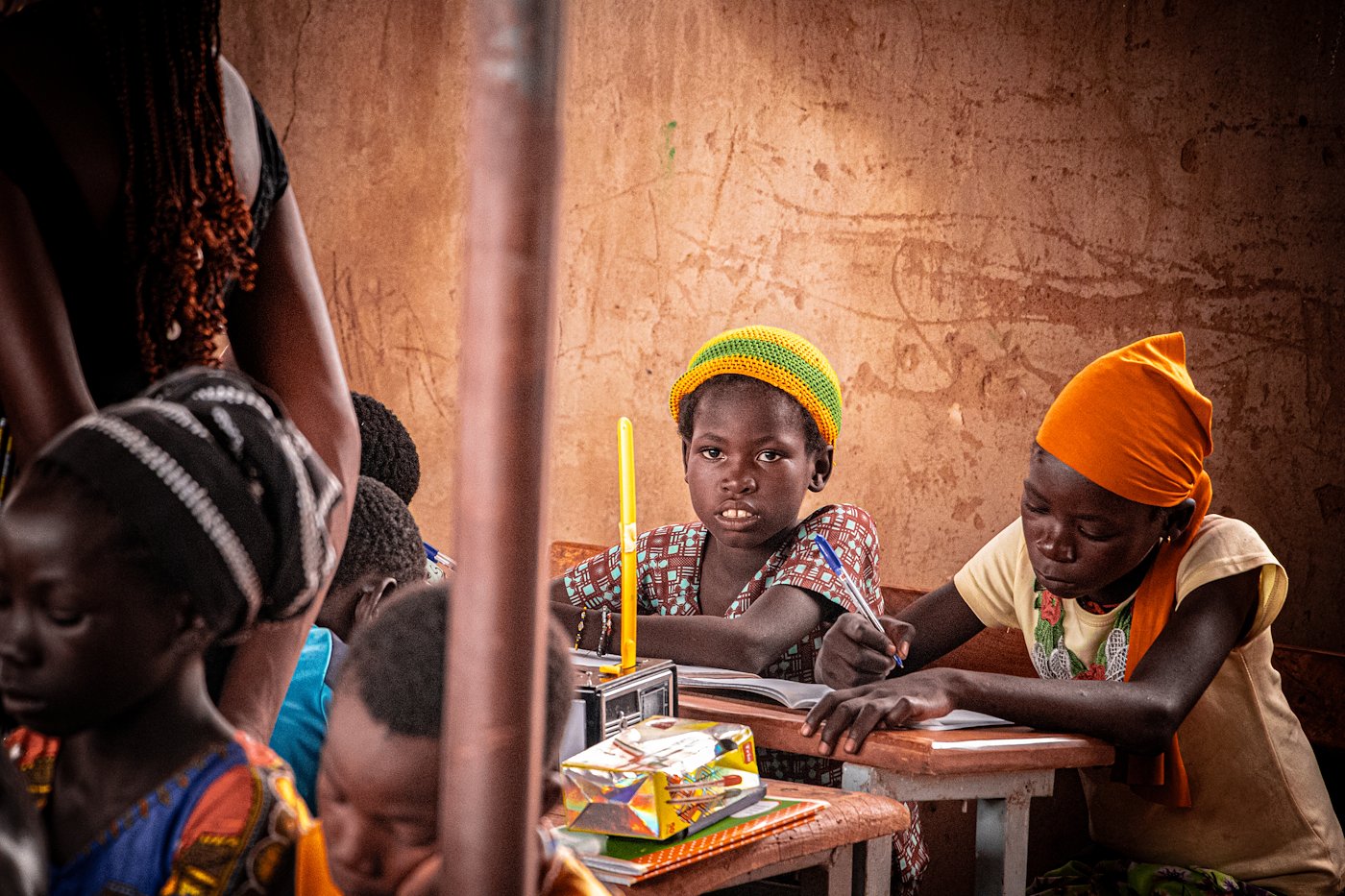 Des enfants assistent à un programme d'éducation par la radio à l'école Tyberiade, à Fada N'Gourma. Photo : UNOCHA/ Alassane Sarr