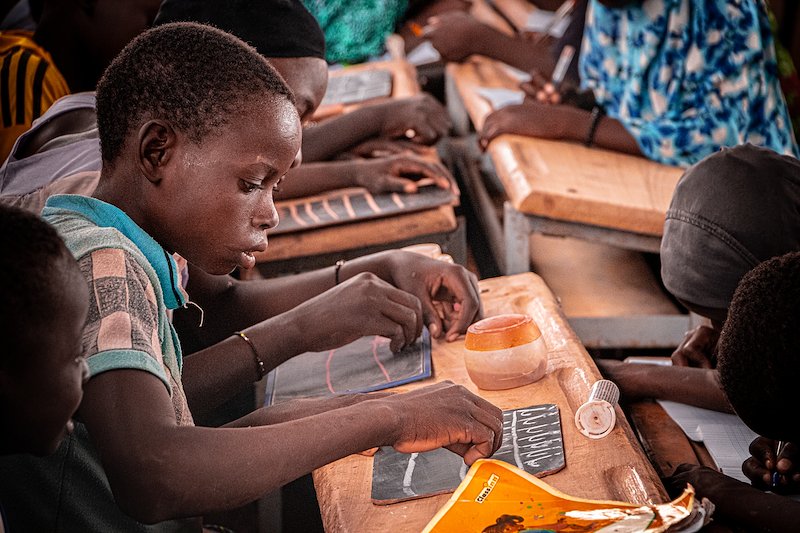 Des enfants assistent à un programme d'éducation par la radio à l'école Tyberiade, à Fada N'Gourma. Photo : UNOCHA/ Alassane Sarr