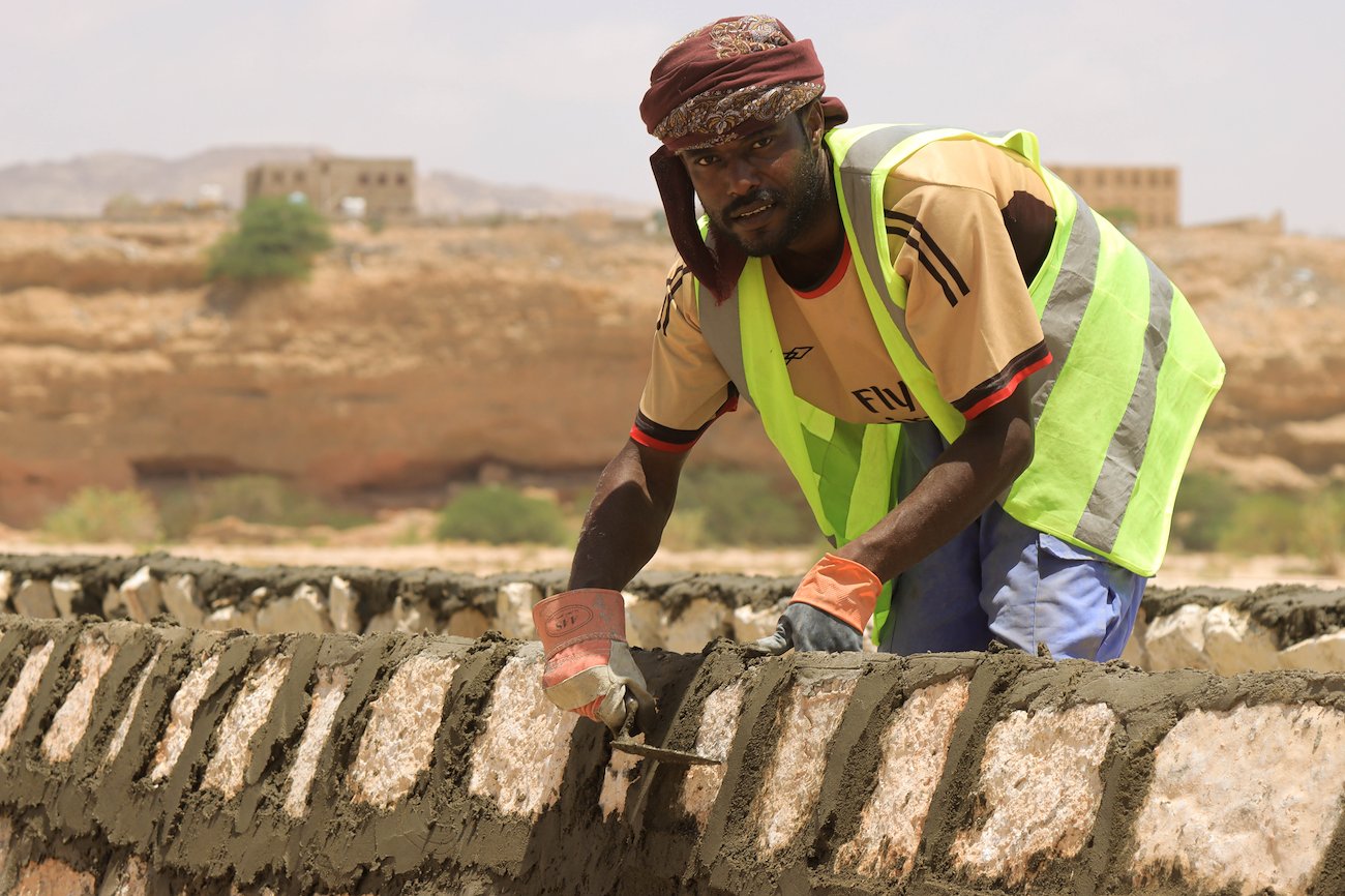 محمد علي، 32 عاماً، يعمل على اعادة تأهيل قناة الري في منطق بايحي. مصدر الصورة: برنامج الأمم المتحدة الإنمائي في اليمن / 2022