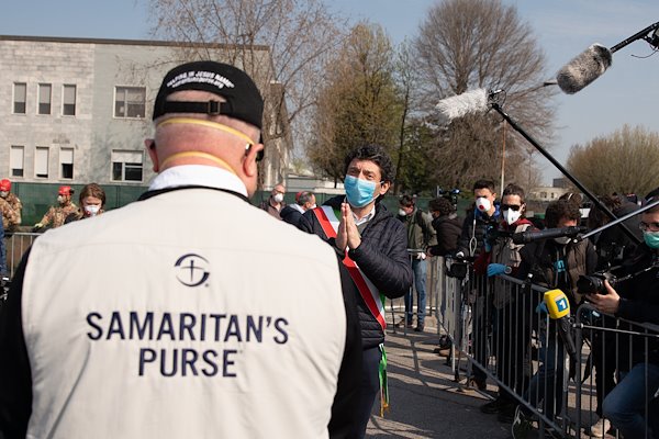 The mayor of Cremona, Gianluca Galimberti, thanks Samaritan's Purse for bringing an emergency field hospital to his city.
