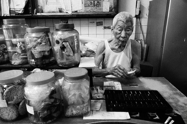 elder shi counting his monies