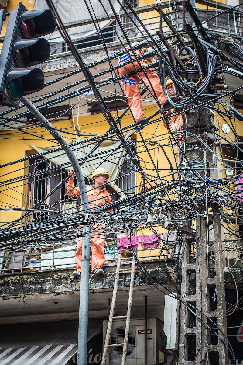I can't imagine working for the electric company in Hanoi. Looks confusing and dangerous.