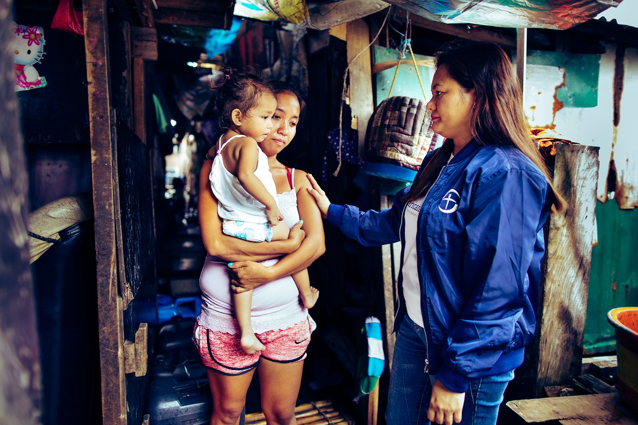 Samaritan’s Purse staff show compassion in Jesus’ Name to Tondo families struggling to make ends meet.