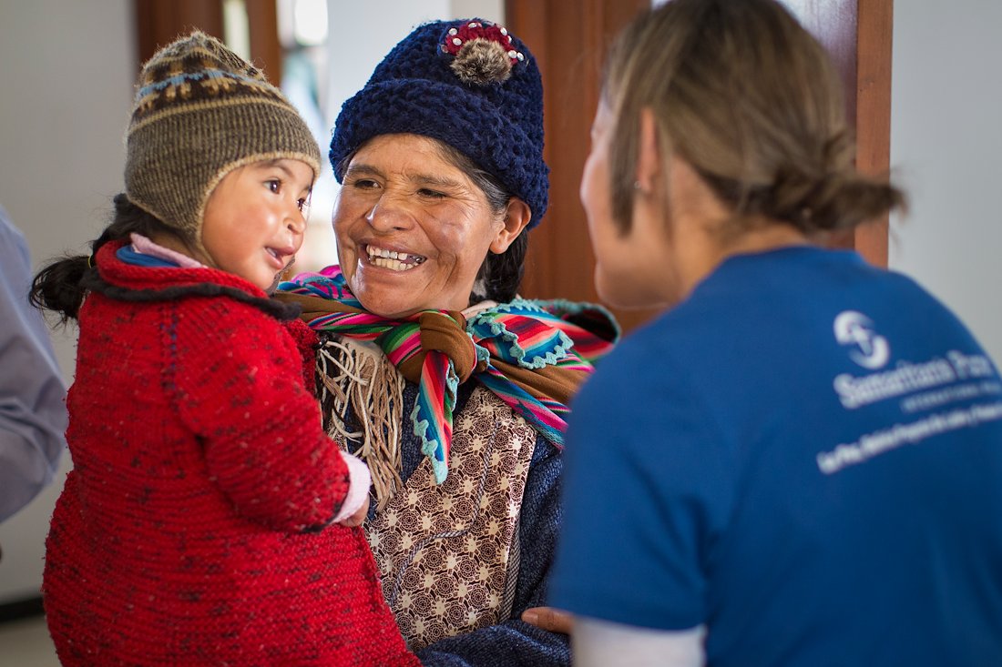Barbara Zeidan talks with Sandusa and little Ana.