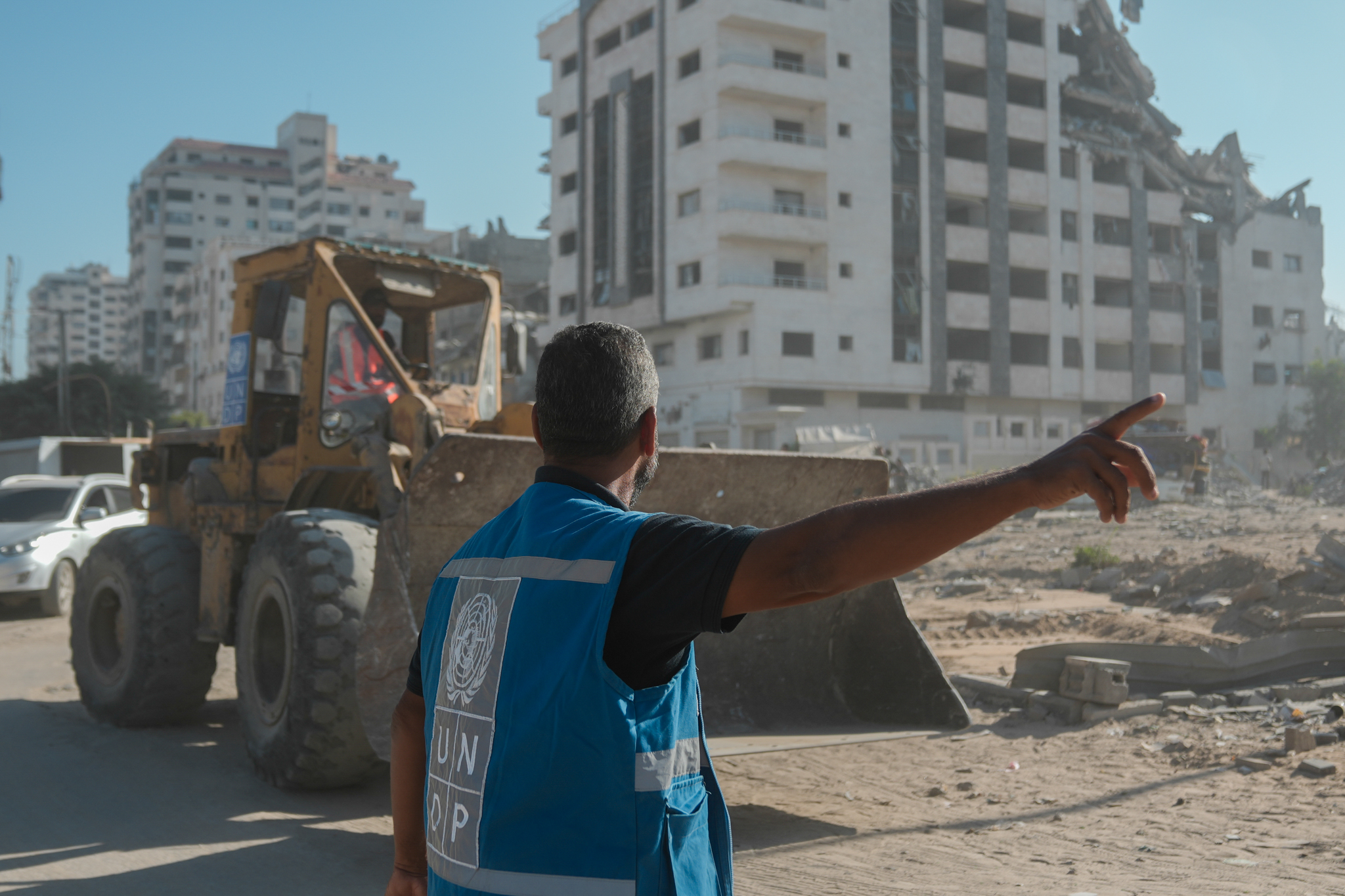 UNDP clears rubble on the roadway leading to Al Rasheed Street in Gaza ...