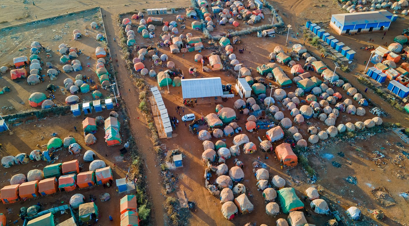 مخيم النازحين هو واحد من 436 مخيمًا من هذا النوع في المنطقة يستضيف أكثر من 50000 شخص ، معظمهم من النازحين بسبب الصراع أو الجفاف.