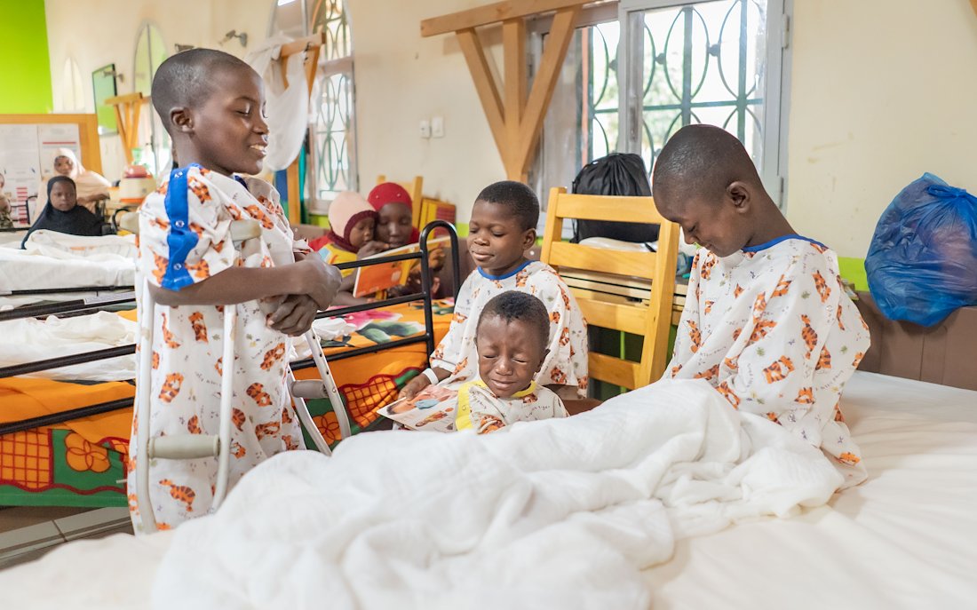 Djouneydou (left), Rachid (middle behind), Halirou (right) are praying for Amorth (middle front). They will all have surgery today and Amorth is the first one to go to OR.What a deep and great moment of prayer and fellowship they share.