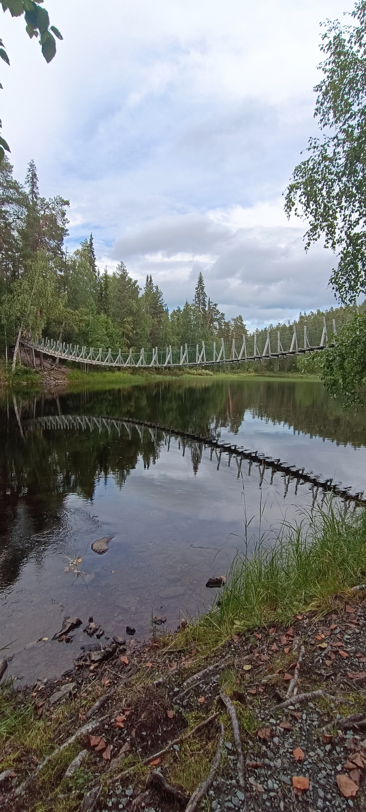 El río Kitkajoki un perfecto espejo para los puentes colgantes del Karhunkierros Trail.
