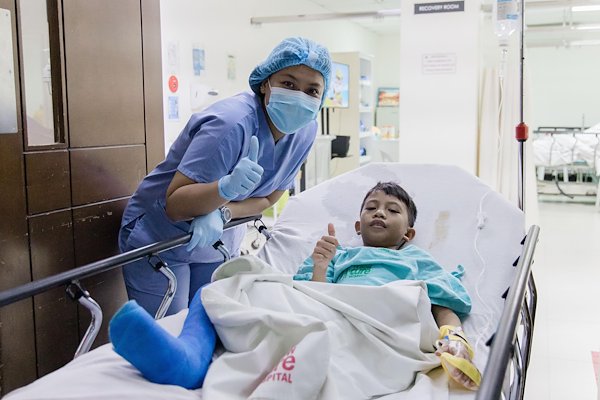 Vienns tells Nurse Donna that he's feeling "a-okay" after his surgery! Thank you for giving Vienns the gift of healing this Christmas!