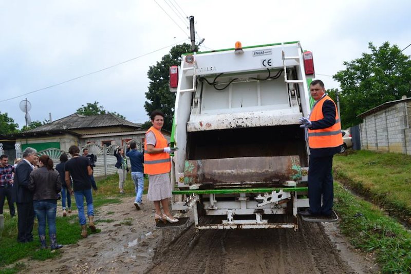 Mayor of Telenesti and nehbouring village encourage citizens to use the waste service.jpg