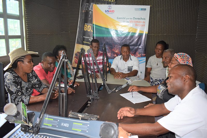 El comité de víctimas de Bojayá concientiza a la población a través de programas radiales diarios emitidos en la emisora comunitaria.