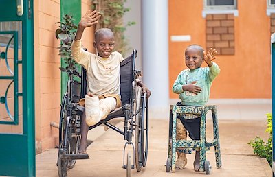 Aboulaye (left) and his cousin Oumarou (right) are greeting all CURE supporters before going home.