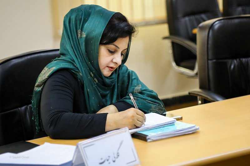 Student Gulalai notes down key points in a class on research methods. Photo: © Sayed Omer / UNDP Afghanistan / 2016