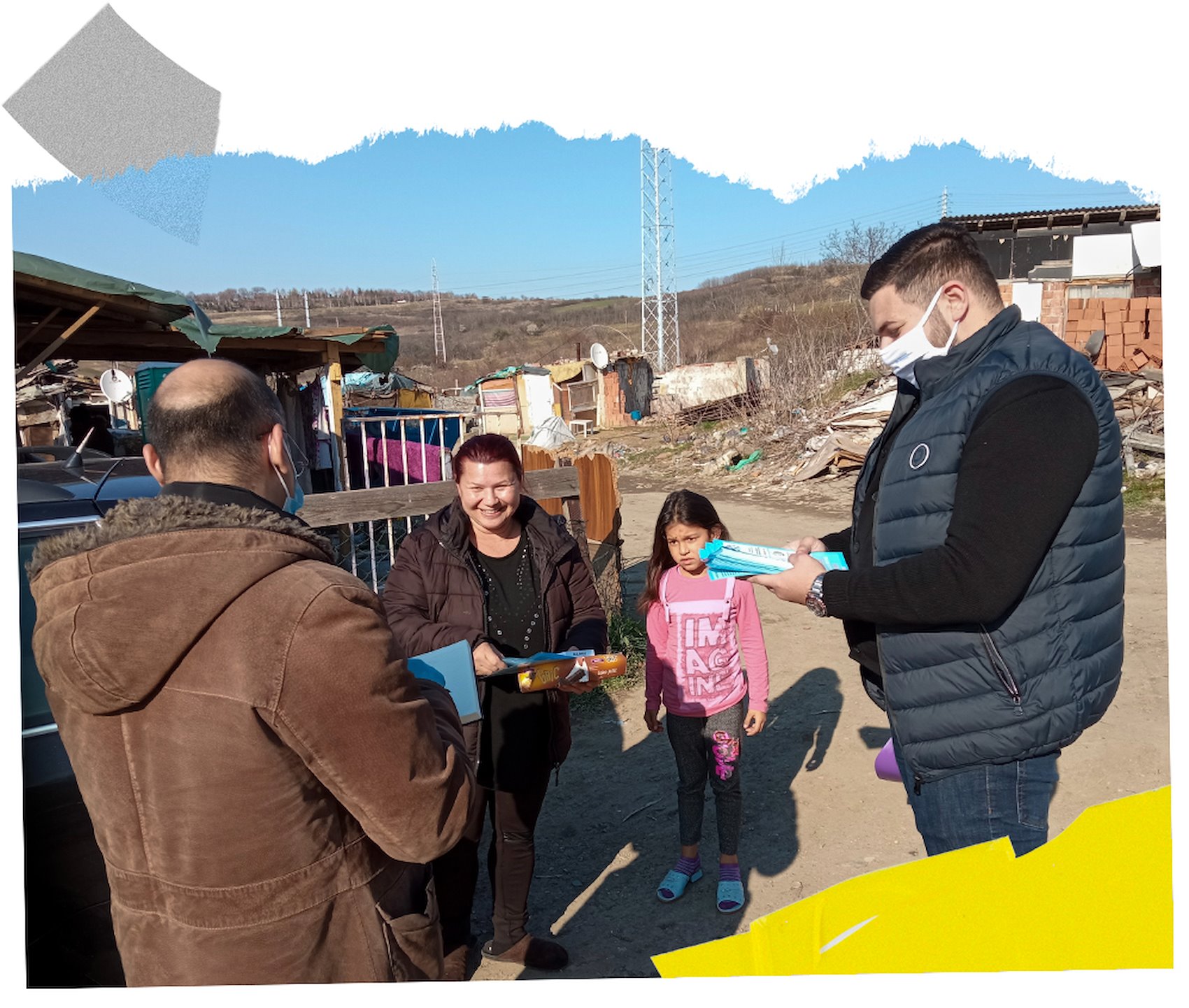 Voluntarios del PNUD brindan información sobre la vacuna COVID-19 a la comunidad romaní, marzo de 2021, Serbia.