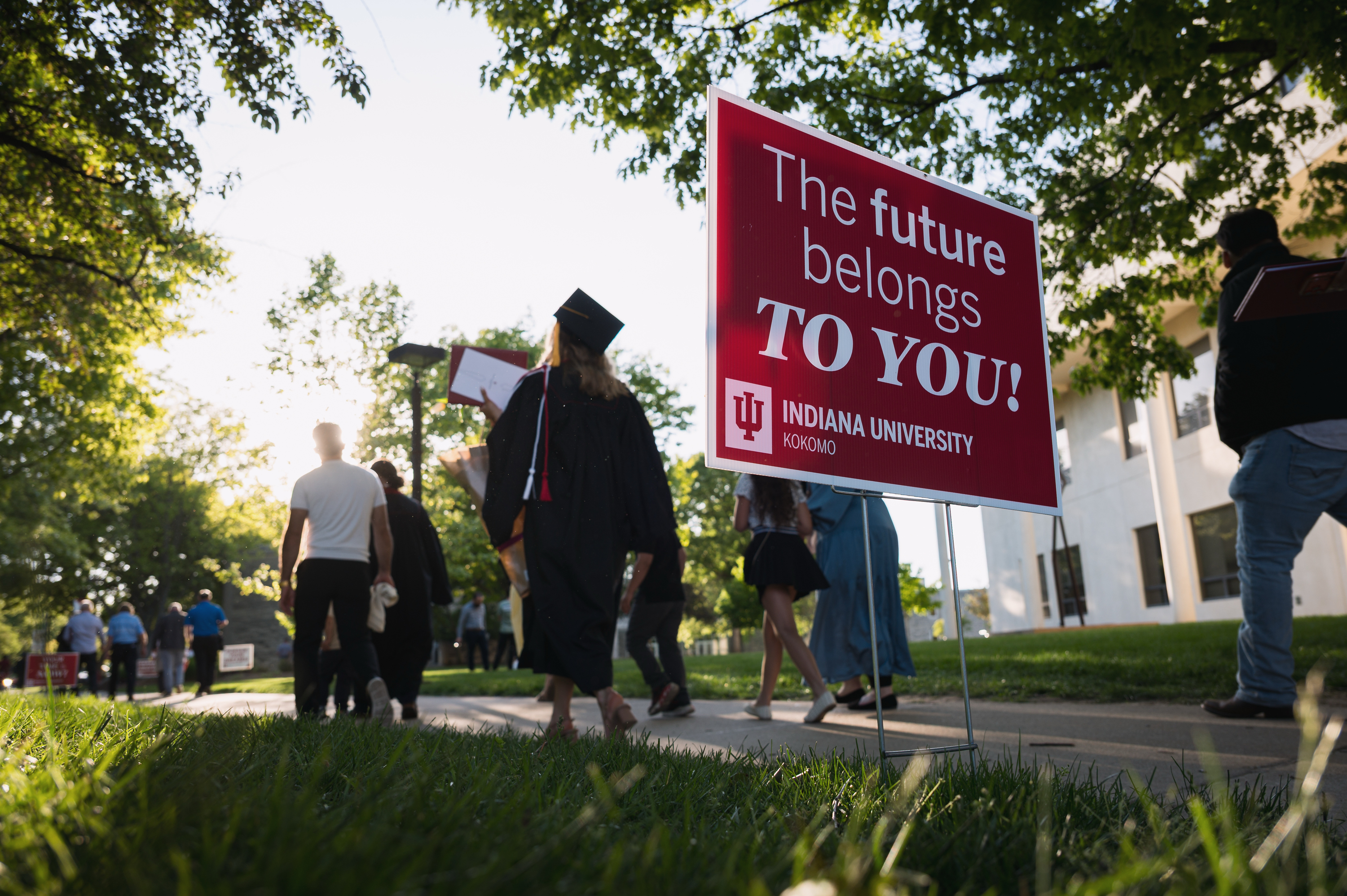 Graduates walk across campus after the IU Kokomo Commencement on ...