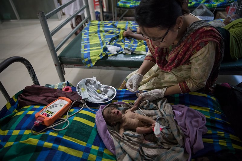 Podvyživenému, předčasně narozenému miminku se dostává péče na neonatologické pediatrické jednotce v zařízení Lékařů bez hranic