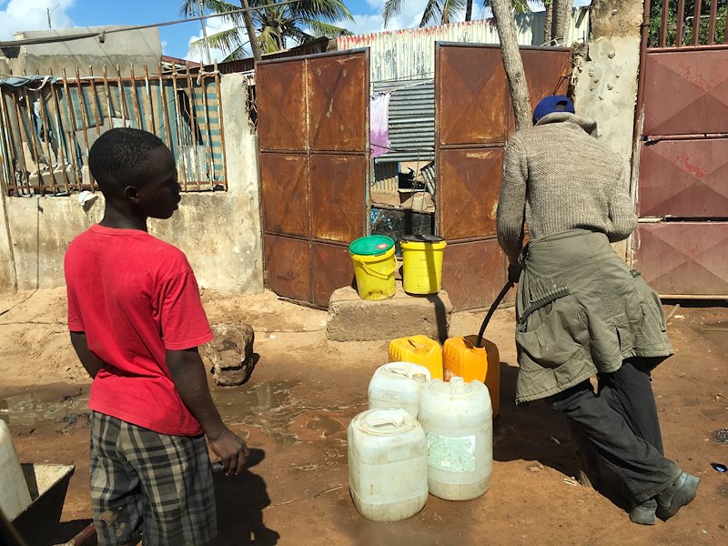 Residents access water from boreholes in the informal areas. Photo source: SEI.