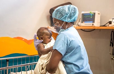 Deborah helping a cleft-lep patient as she wakes up from surgery.