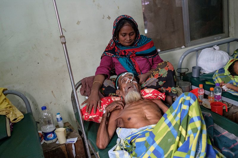 Une femme veille sur un parent malade dans la structure de santé de MSF, camp de réfugiés de Kutupalong, Cox Bazar. ©Antonio Faccilongo