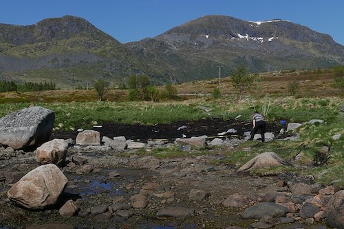 Marthe Larsen Haarr records the number of marine debris in one of the sites picked up by the model as ‘high accumulation zone’. Photo: Levi