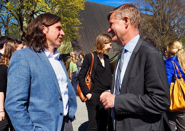 GRID-Arendals ekspert på marin forsøpling, Joan Fabres og FNs Miljøleder Erik Solheim. Foto: Runa Lindebjerg/ GRID-Arendal