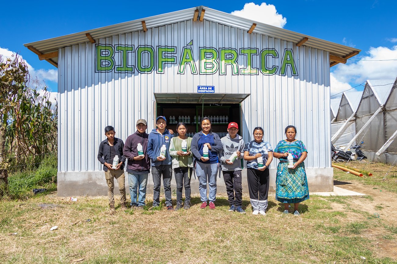 Members of ASPROC posing proudly in front of the Biofabric storehouse. Photo: Dimas Salcaxot/SGP Guatemala/UNDP Guatemala