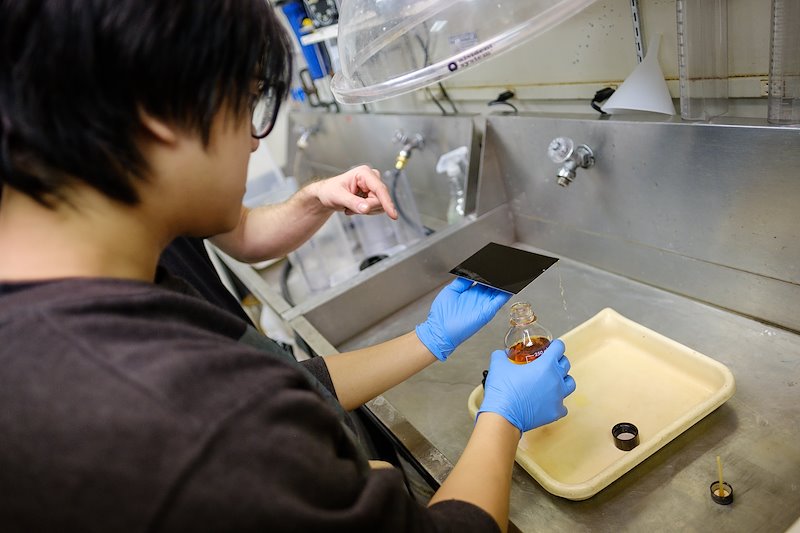 Kai Lu (’17) infuses a 4x5-inch coated metal plate with silver nitrate.
