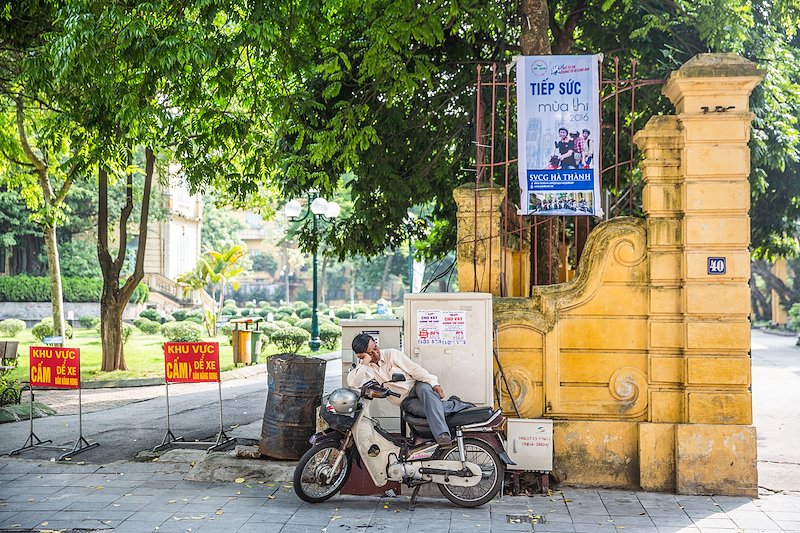 It seems like it would be difficult to nap on a motorbike, but the Vietnamese have it down to a science.